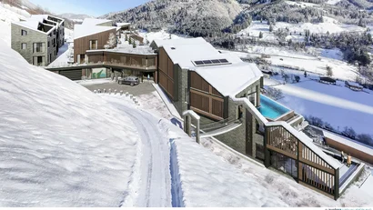 Moderne Berghäuser in verschneiter Winterlandschaft mit Pool