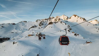 Seilbahn über verschneite Berge im Skigebiet Gastein